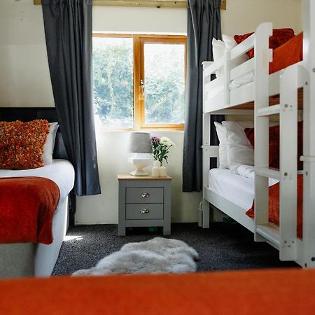 The West Barn Near Bath, Sleeps 24 And 2 Hot Tubs Villa Bristol Exterior photo
