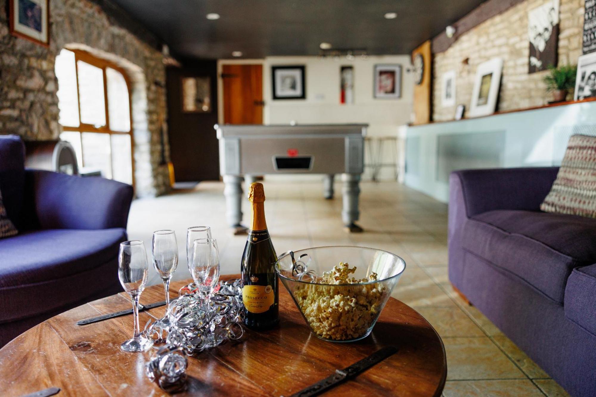 The West Barn Near Bath, Sleeps 24 And 2 Hot Tubs Villa Bristol Exterior photo