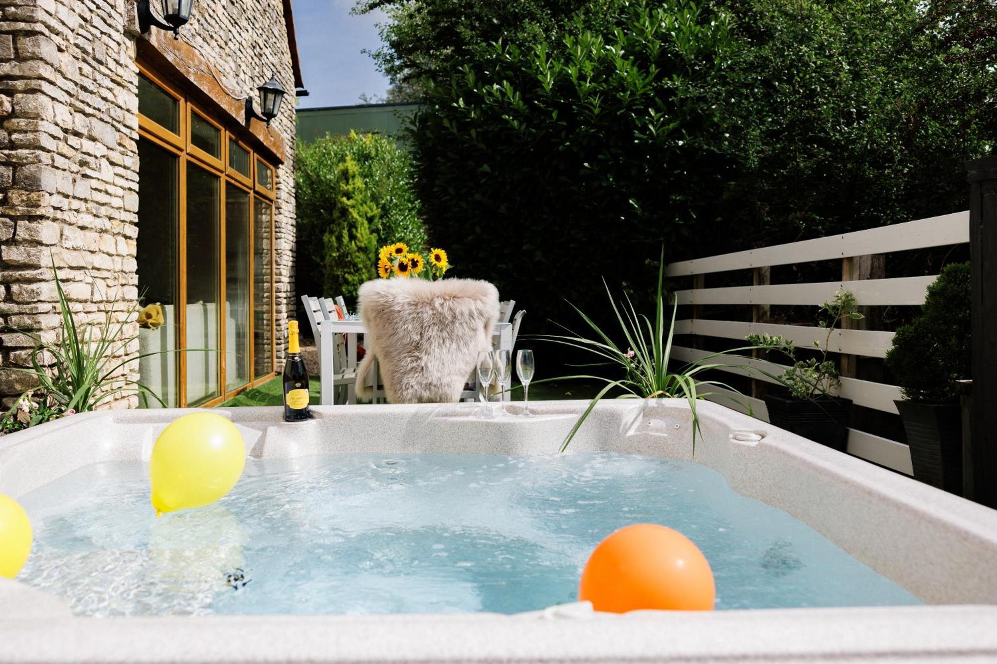The West Barn Near Bath, Sleeps 24 And 2 Hot Tubs Villa Bristol Exterior photo